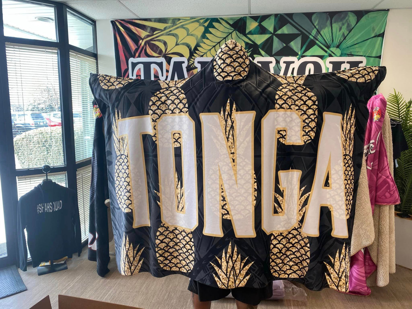 Royal Pineapple Tonga Hooded Blanket (Black/Gold)